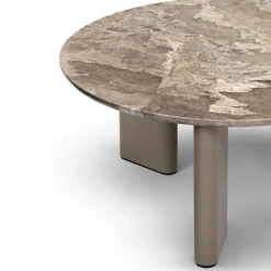 Tavolino da caffè da esterno Al Mare con piano in marmo Camouflage di Maxime d'Angeac