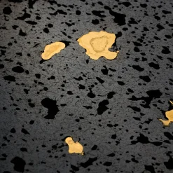 Tavolino da caffè Dalmata in pietra lavica nera a fori aperti e bronzo fuso
