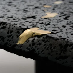 Tavolino da caffè Dalmata in pietra lavica nera a fori aperti e bronzo fuso