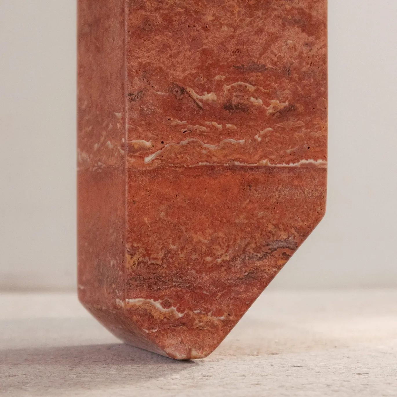 Tavolino da caffè in marmo rosso Tiptoe