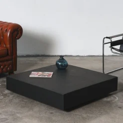 Tavolino da caffè quadrato Monolite in resina marrone scuro spatolata a mano