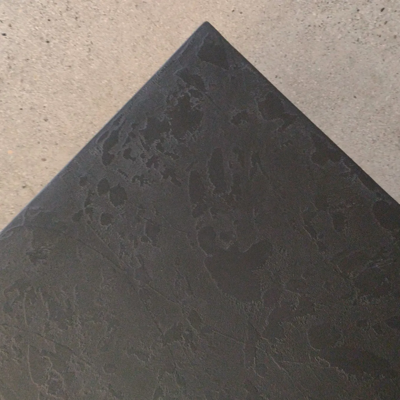Tavolino da caffè quadrato Monolite in resina marrone scuro spatolata a mano