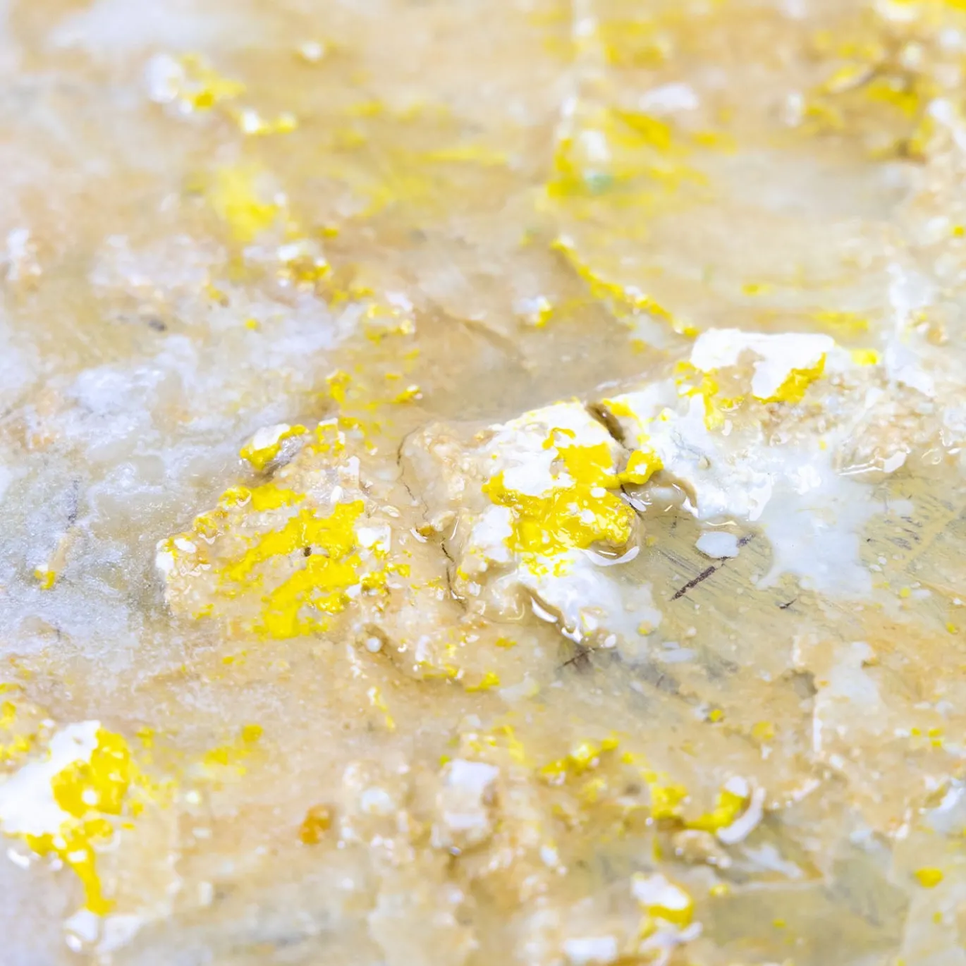 Tavolino da caffè scultoreo Candy giallo