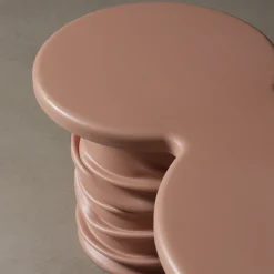 Tavolino da caffè scultoreo Circe in resina rosa
