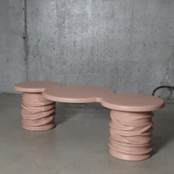 Tavolino da caffè scultoreo Circe in resina rosa