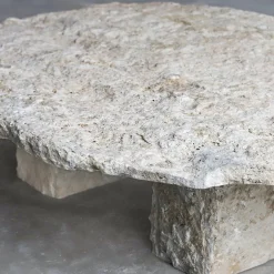 Tavolino da caffè scultoreo in travertino