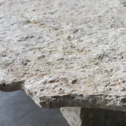 Tavolino da caffè scultoreo in travertino