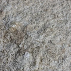 Tavolino da caffè scultoreo in travertino