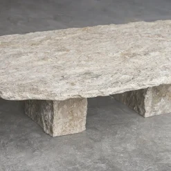 Tavolino da caffè scultoreo in travertino