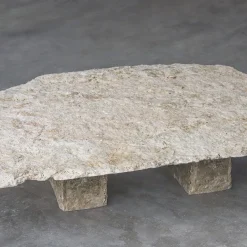 Tavolino da caffè scultoreo in travertino