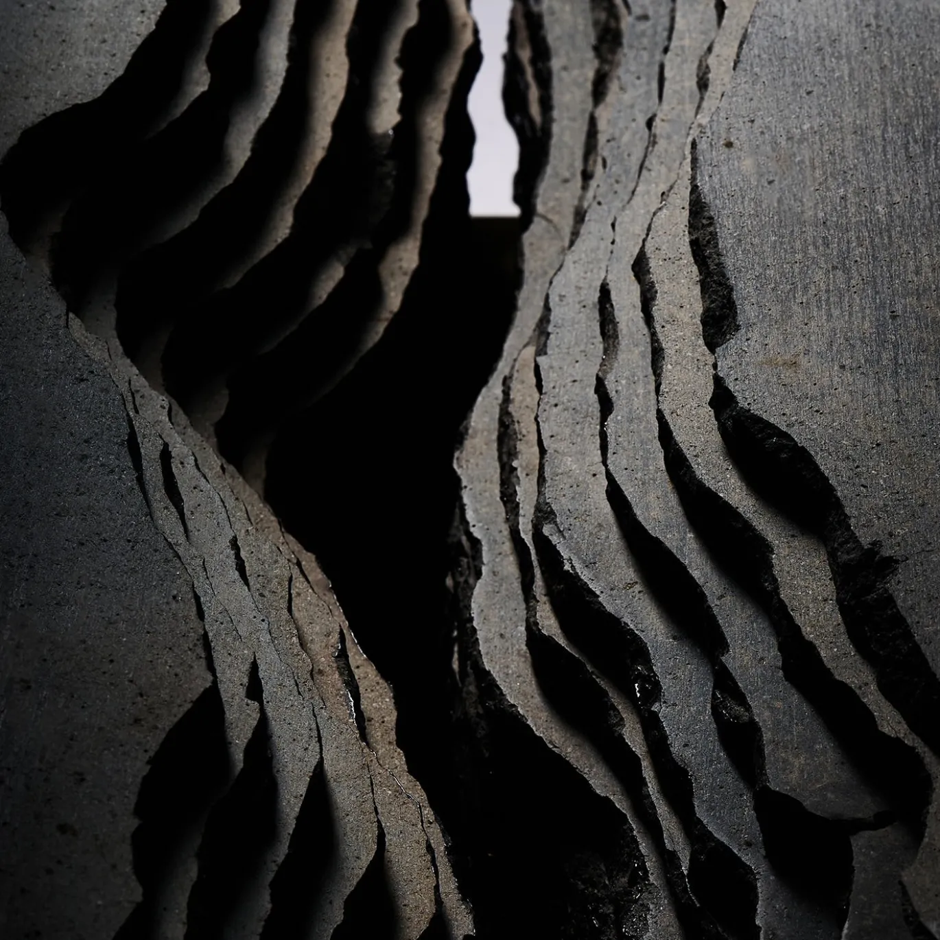 Tavolino da caffè scultoreo Magma in pietra lavica nera e bronzo