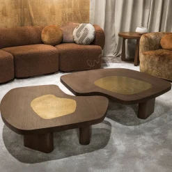 Tavolino da caffè Yang a forma fluida con inlay in ottone