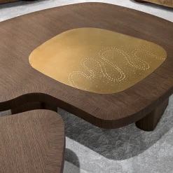 Tavolino da caffè Yang a forma fluida con inlay in ottone