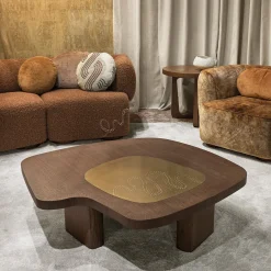 Tavolino da caffè Yang a forma fluida con inlay in ottone