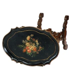 Tavolino da salotto di forma vittoriana con piano a vassoio