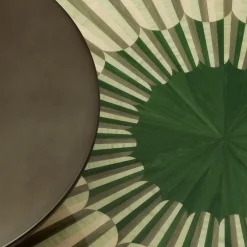 Tavolino doppio Altobasso in legno verde e beige con basi laccate bronzo