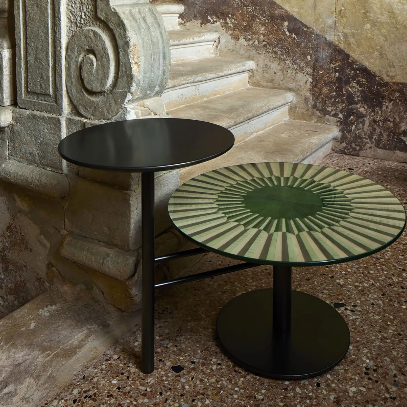 Tavolino doppio Altobasso in legno verde e beige con basi laccate bronzo