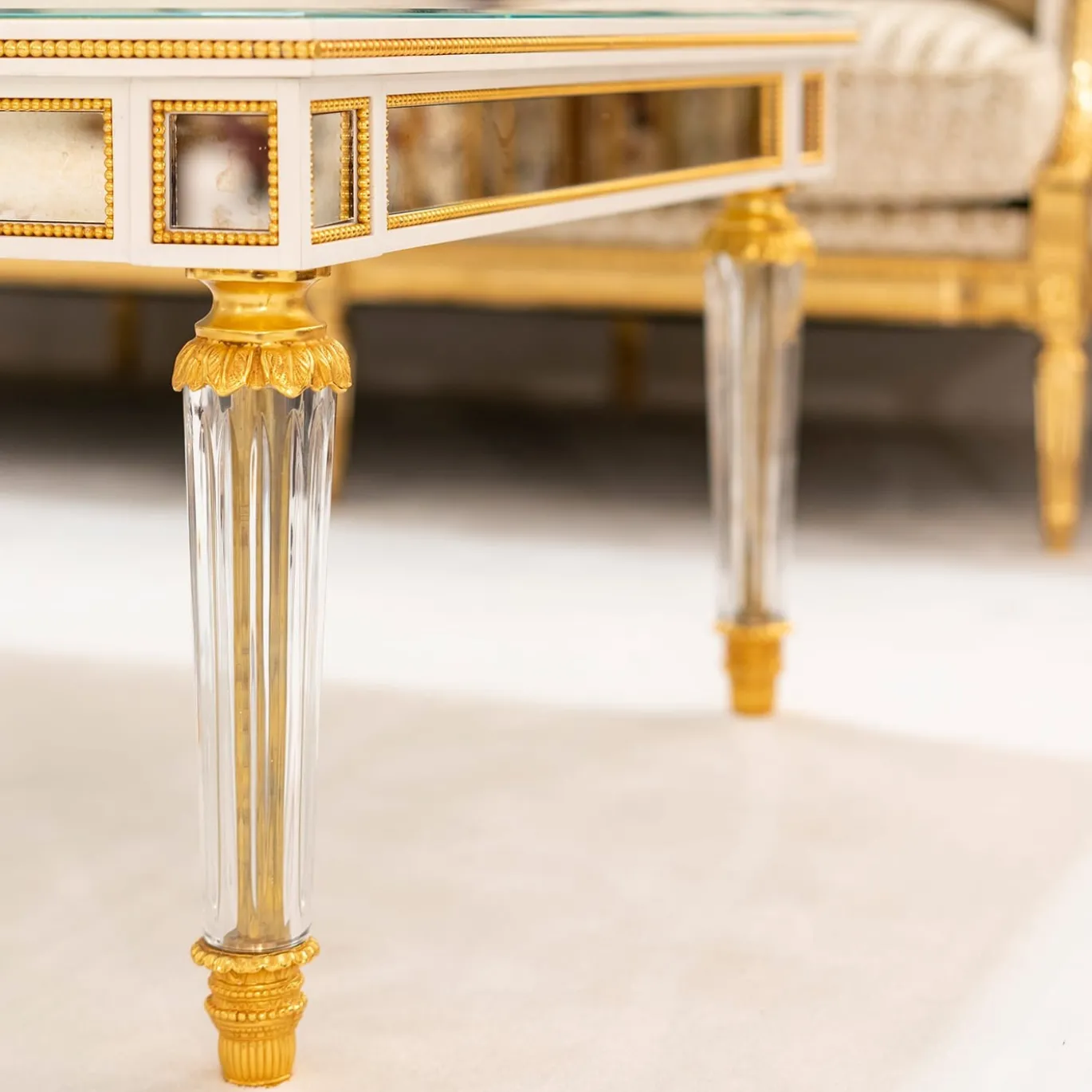 Tavolino d'oro e specchio