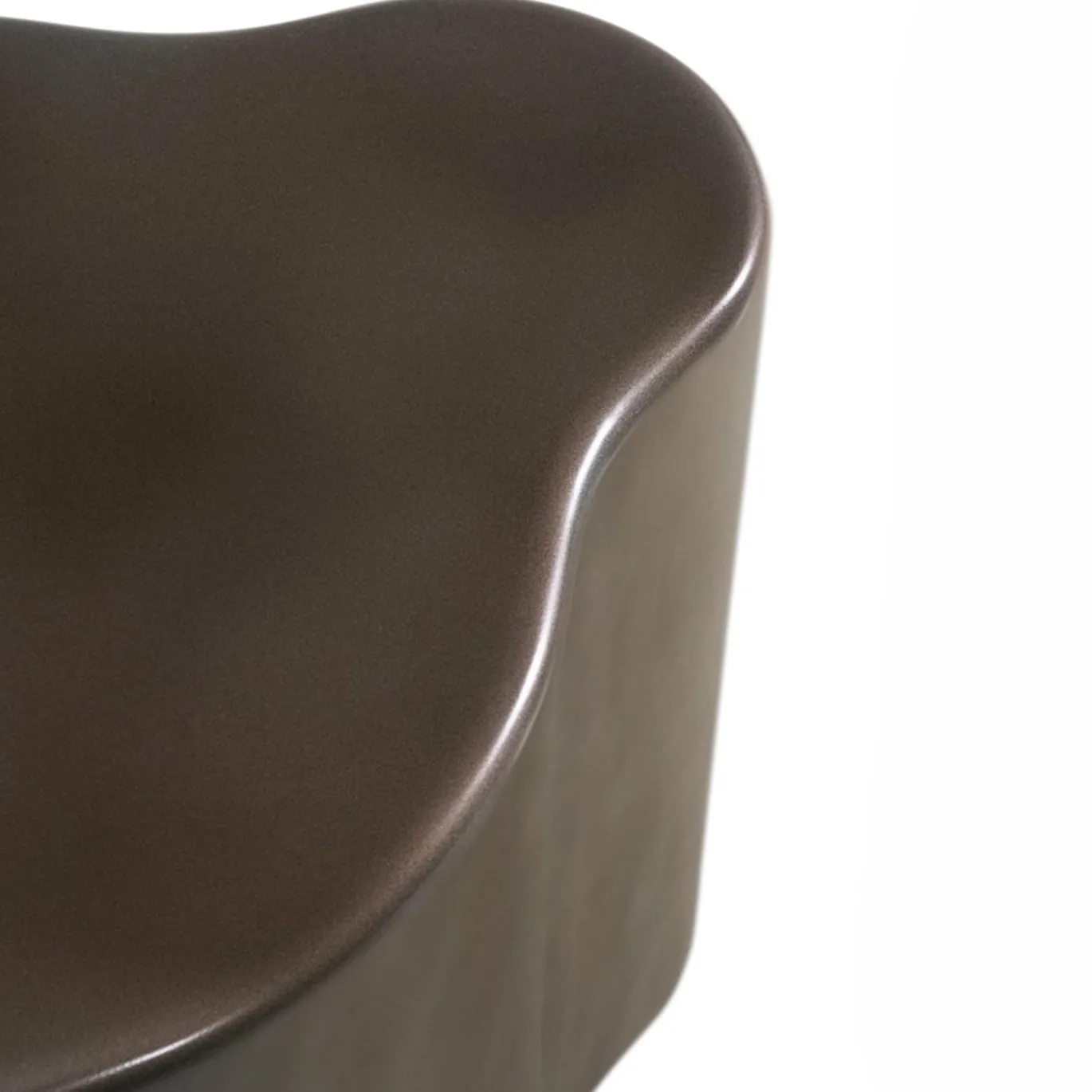 Tavolino Drop in resina con finitura Peltrox e legno