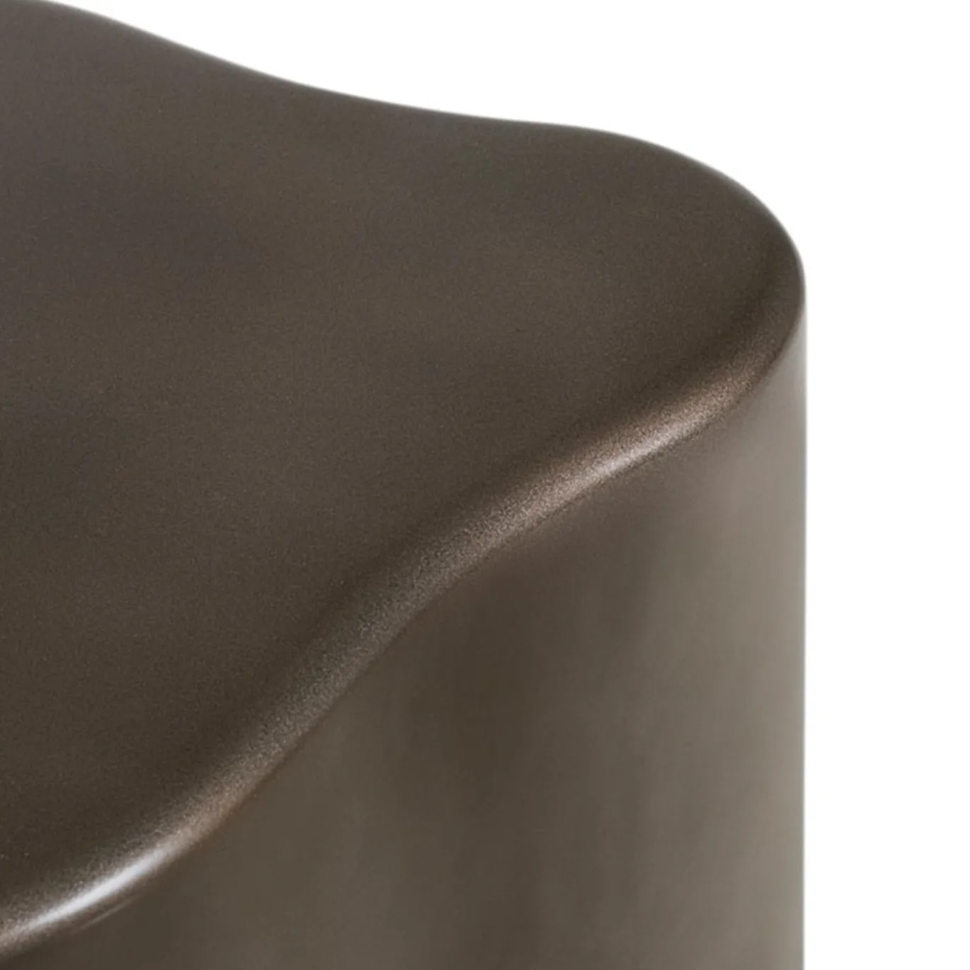 Tavolino Drop in resina con finitura Peltrox e legno