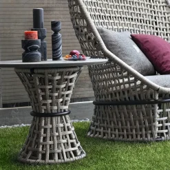 Tavolino grigio per esterni con piano in pietra