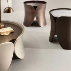 Tavolino Hugs in Legno Laccato Beige e Bronzo
