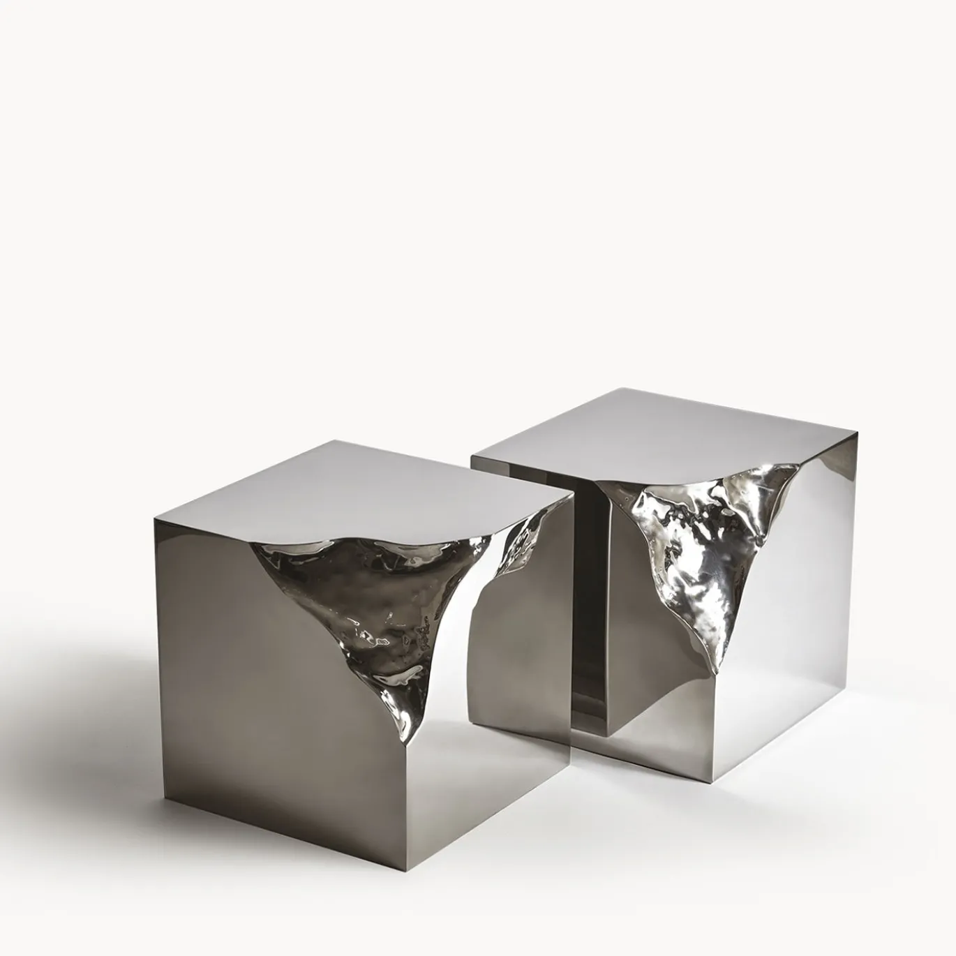 Tavolino in acciaio argentato scultoreo Shard