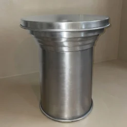 Tavolino in alluminio lucido a specchio