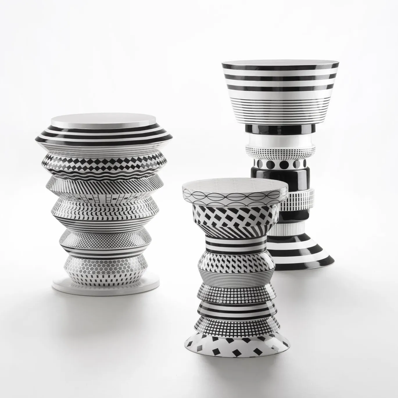 Tavolino in ceramica bianca e nera Bossanova Gilberto