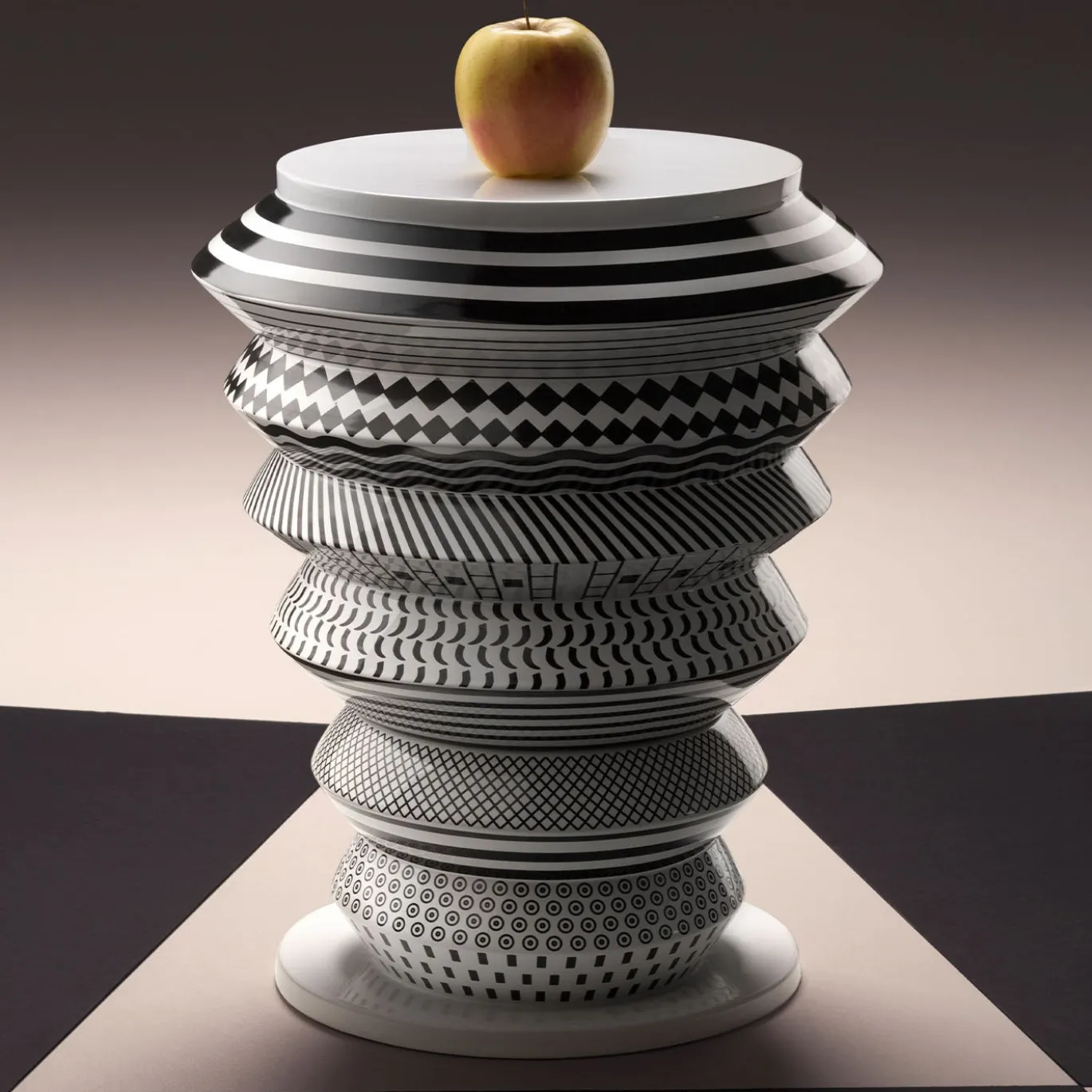 Tavolino in ceramica bianca e nera Bossanova Vinicius