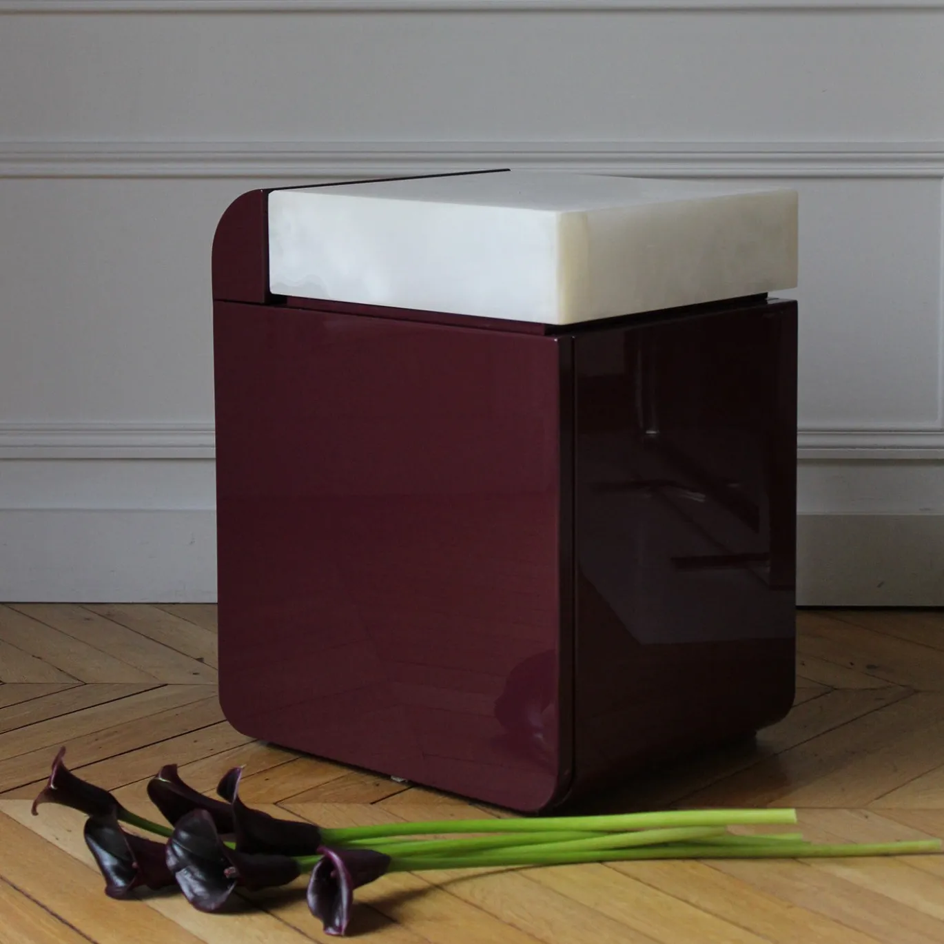 Tavolino in legno laccato Bordeaux con piano in onice bianco