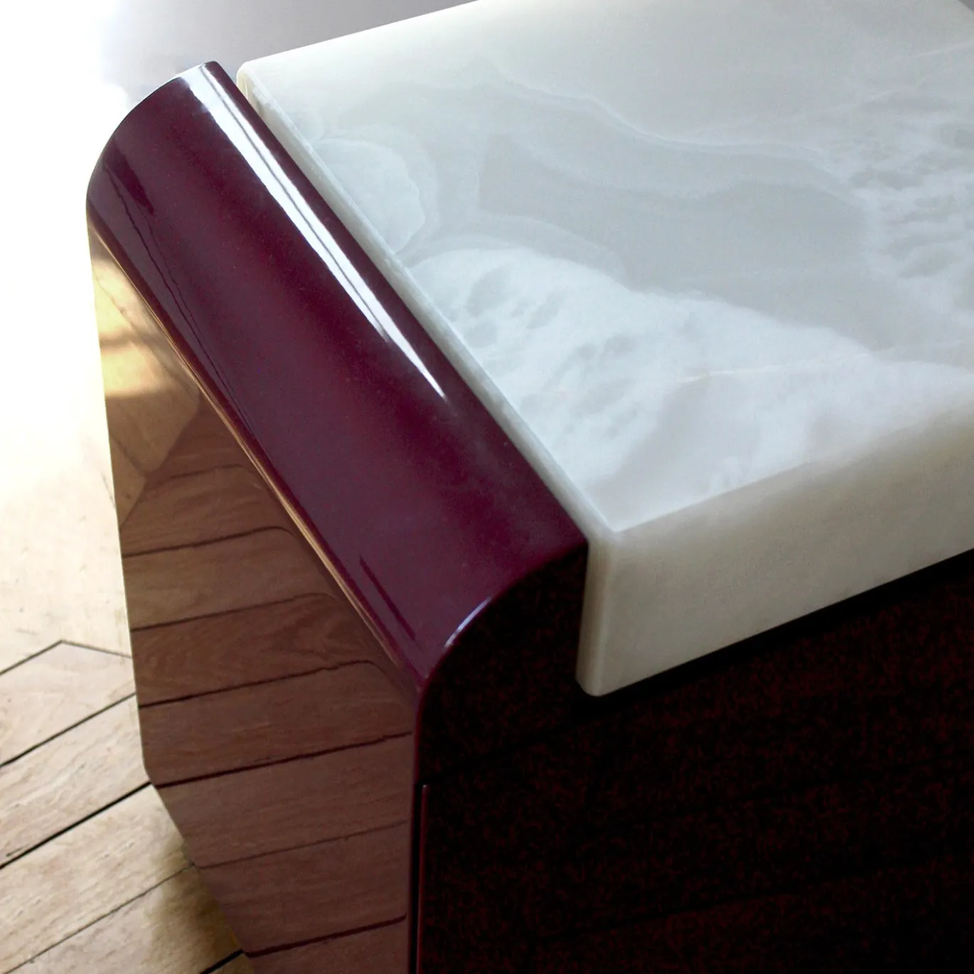 Tavolino in legno laccato Bordeaux con piano in onice bianco