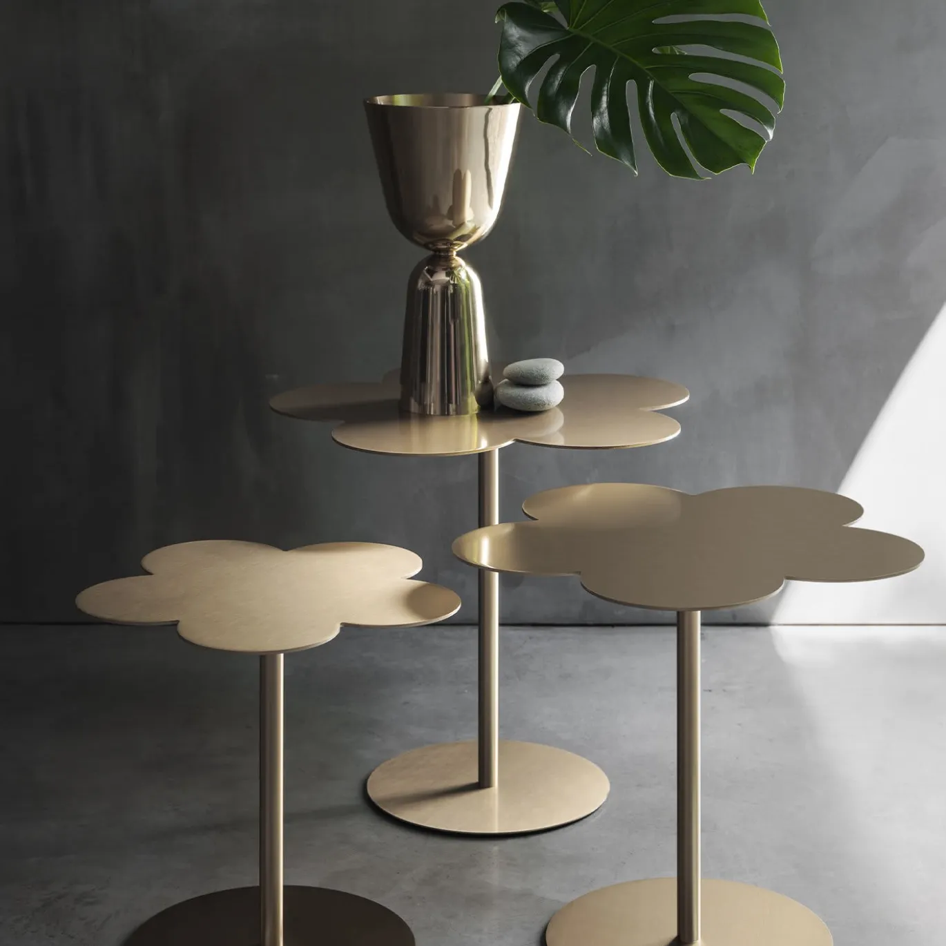 Tavolino in ottone Flowers di Stefano Giovannoni