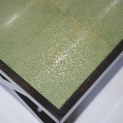 Tavolino in pelle verde zigrino
