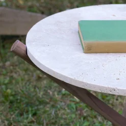 tavolino in pietra travertino beige naturam con gambe in noce canaletto