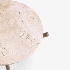 tavolino in pietra travertino beige naturam con gambe in noce canaletto