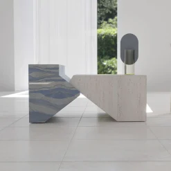 Tavolino Jogja in marmo Azul Macaubas & travertino di Studio Hendro Hadinata