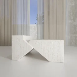 Tavolino Jogja in marmo travertino di Studio Hendro Hadinata