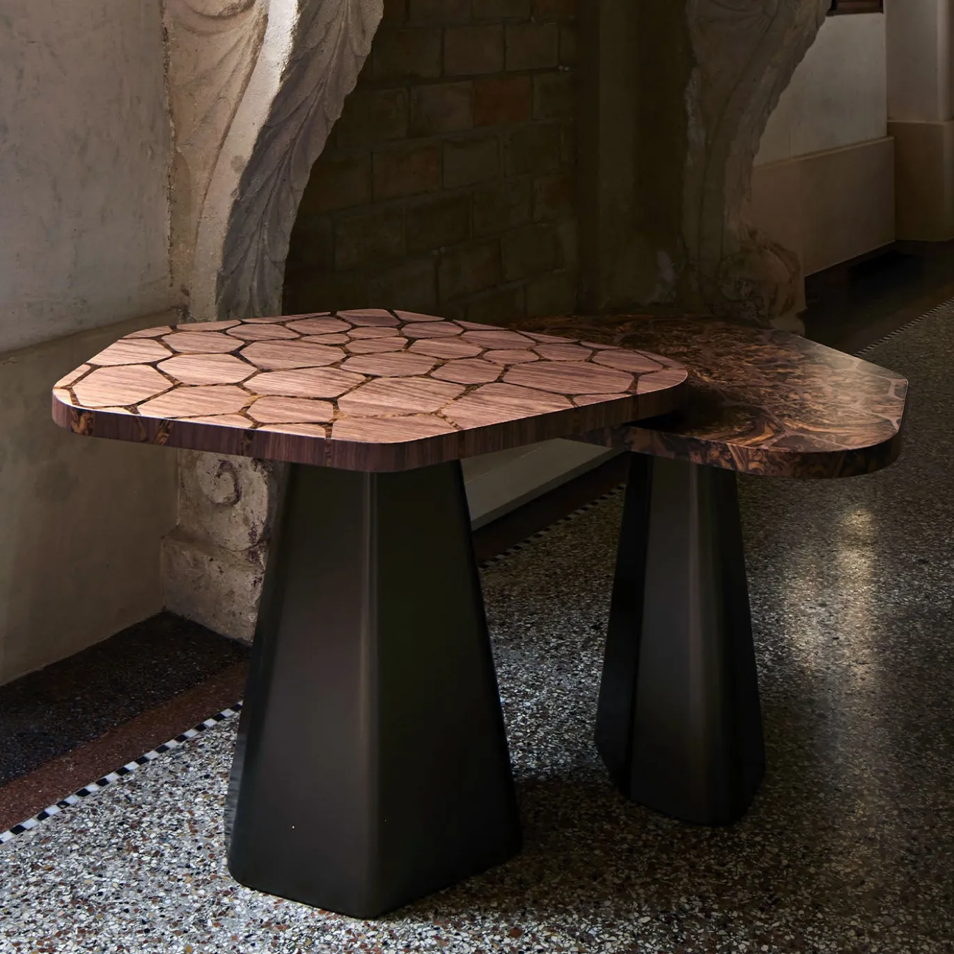 Tavolino Kiro alto in noce Canaletto con base laccata bronzo