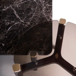 Tavolino laterale con base in legno Thierry e piano in vetro bronzato