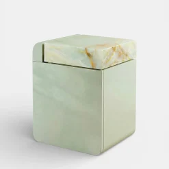 Tavolino laterale con base laccata verde Amo e top in onice