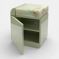 Tavolino laterale con base laccata verde Amo e top in onice