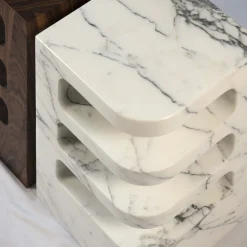 Tavolino laterale Eracle in marmo Arabescato Vagli a 3 ripiani