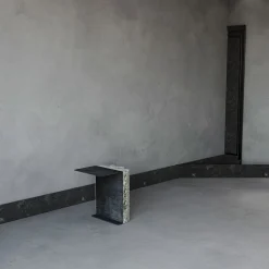 Tavolino laterale in alabastro grigio Innesto