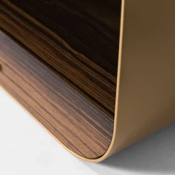 Tavolino laterale in metallo dorato Tawla con base in legno