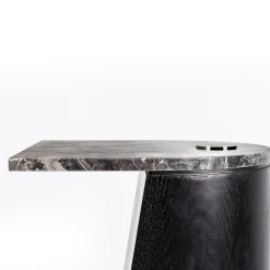 Tavolino laterale Rebel in marmo nero e legno