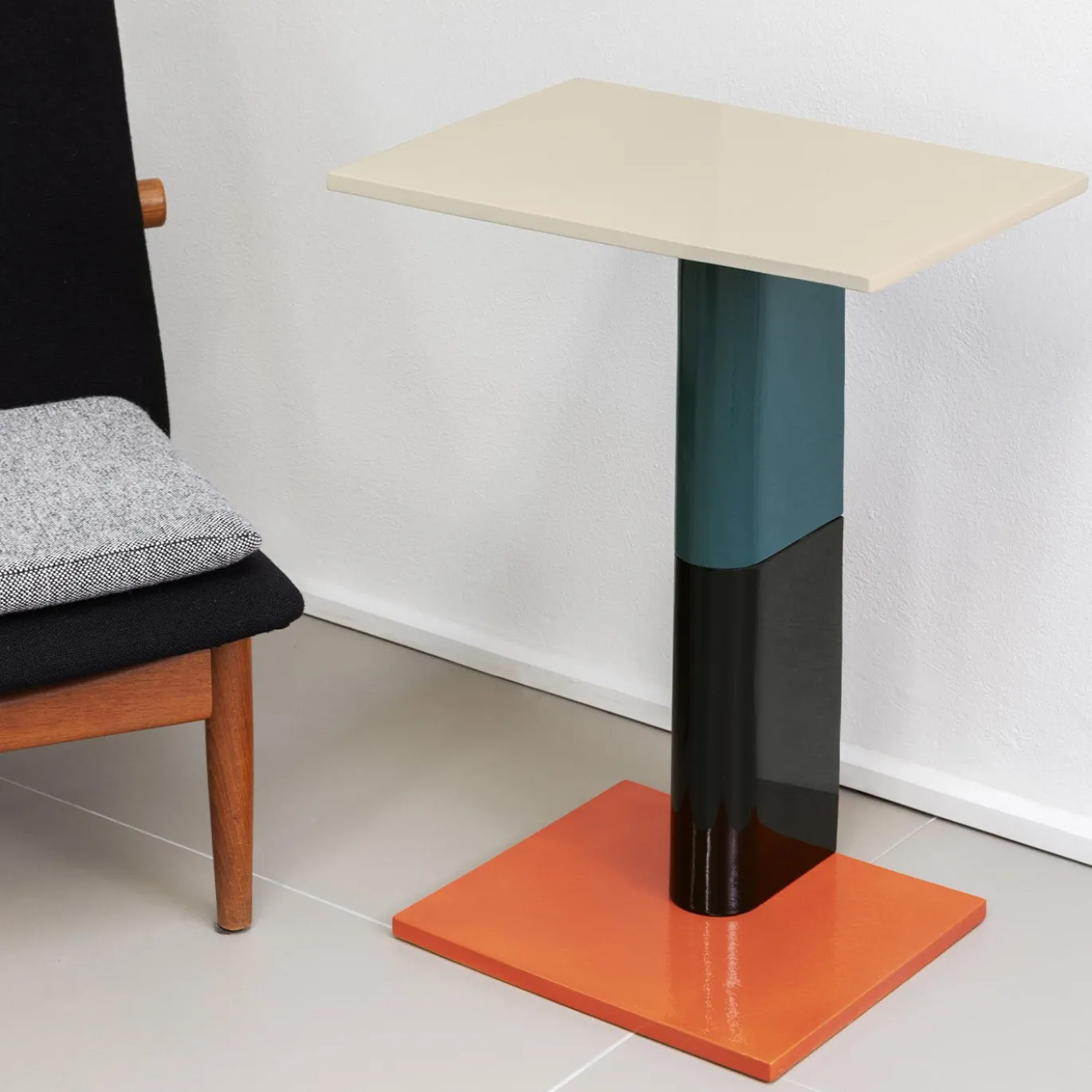Tavolino laterale Rivington 65 in ceramica multicolore di Edward Barber e Jay Osgerby