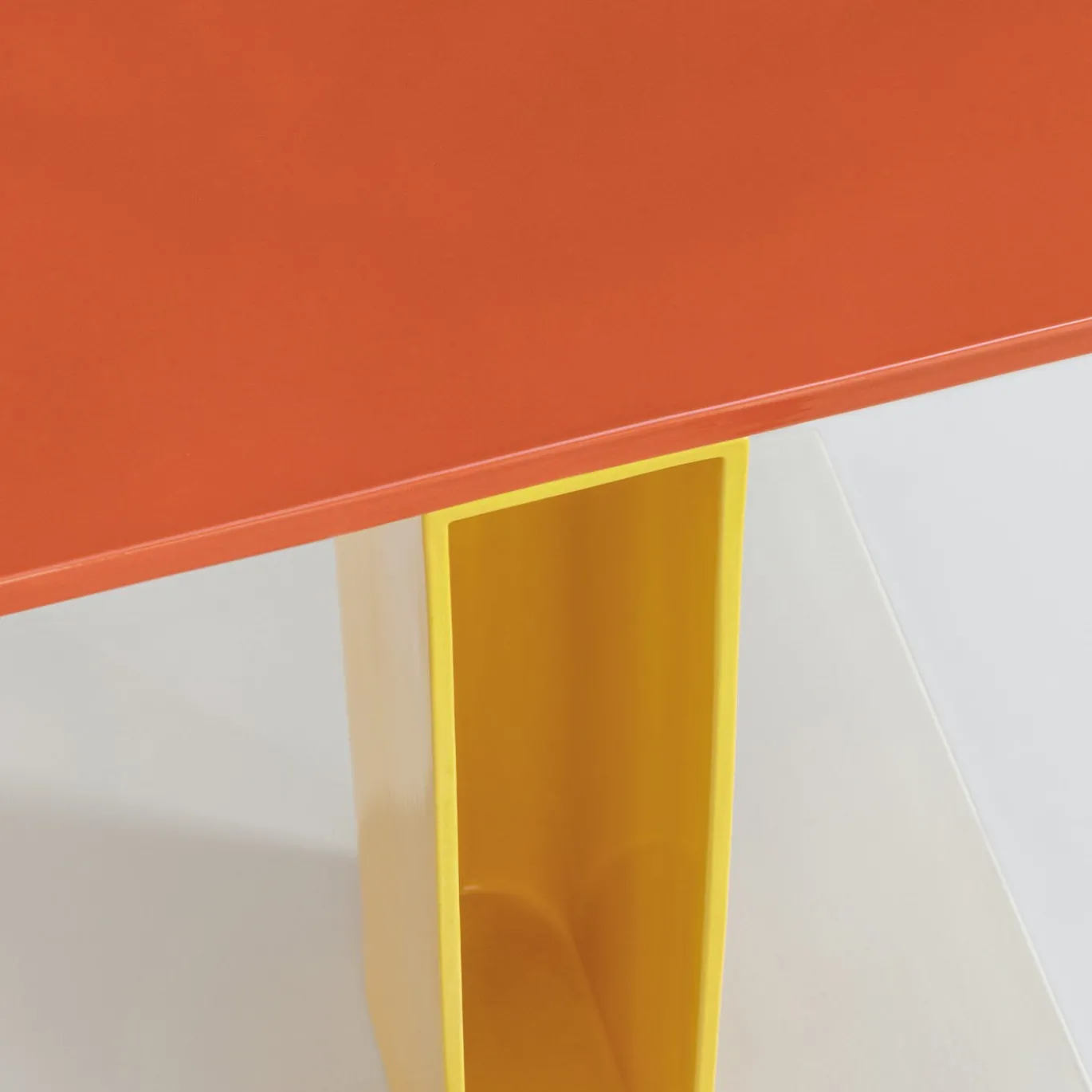 Tavolino laterale Rivington 50 in ceramica multicolore di Edward Barber & Jay Osgerby