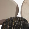 Tavolino laterale rosso Pebble S con piano in marmo