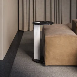 Tavolino laterale rotondo in marmo nero e bianco Lyris Modern L di Lorenzo Zaccarin